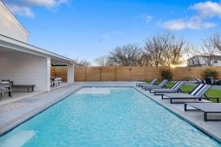 Expansive Luxury Duplex with Shared Pool - Austin - 0