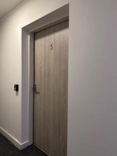 Modern 1-Bed Ideal for Contractors - 3