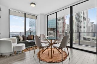 Stylish Downtown Apartment with Stunning Views and Pool - 0