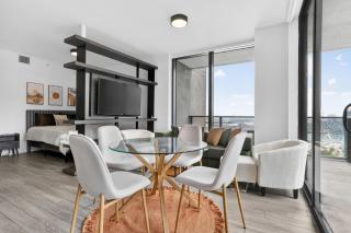 Stylish Downtown Apartment with Stunning Views and Pool - 9
