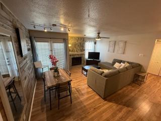 2 bed 2 bath by Airport near Downtown TV fits 6 - 7