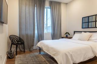 Cozy 2BR Sleeps 4 Fast WiFiSmart TV Easy Stay - 2