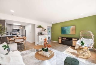 Modern 2BR Queen Anne Condo Walk to Downtown - 2
