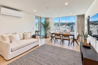 Hyde Lane Stay - 3BR with Pool Gym & Views - 0