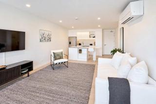 Hyde Lane Stay - 3BR with Pool Gym & Views - 3