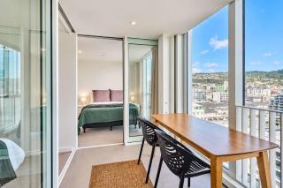 Hyde Lane Stay - 3BR with Pool Gym & Views - 1
