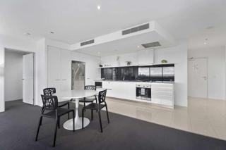 Circle on Cavill Apartments - HR Surfers Paradise - 2