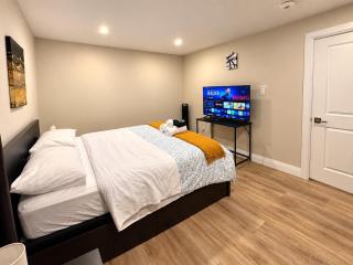 Luxurious 1-Bedroom, 1-Bathroom Suite Near Fairview Mall & Waterloo Airport no Pet allowed - Kitchener - 2