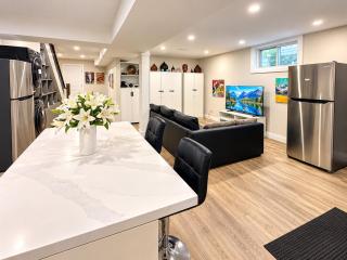 Luxurious 2 Bedroom 2 Bath Suite Near Fairview Mall & Airport, No pet allowed - 9