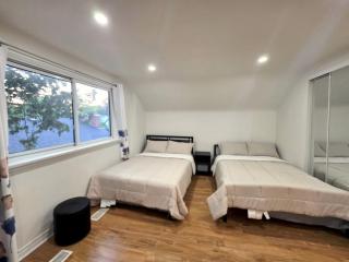 Spacious Toronto Home Near Transit, 3 BR, Sleeps 8 - 9
