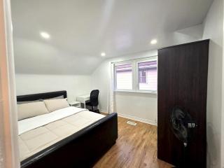 Spacious Toronto Home Near Transit, 3 BR, Sleeps 8 - 4