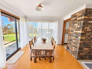 Stunning Clifftop Location - gorgeous ocean views - 2