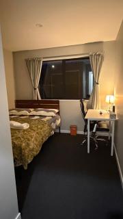 Queen size room with shared bathroom - 2