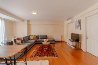 Spacious One-Bedroom Central Apartment - Elevator - 5