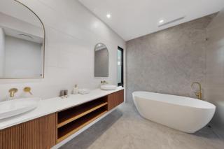 Spacious 5-Bed Stay Near Mandurah - 4