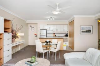 Executive 2BR Suite on Mounts Bay Road - 9