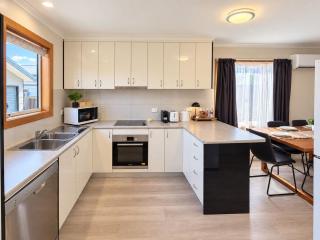 Spacious Family Stay Near Hobart and Waterfront - 7