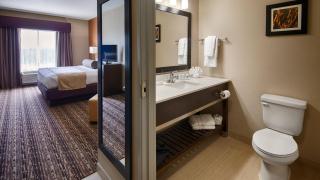 Best Western Plus Elmendorf Hotel San Antonio Hotel - Elmendorf - 4