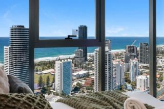 Sky-High Luxury at The Star 2BR Ocean River Views, Balcony, SkyPool, Gym - Free Parking - 3