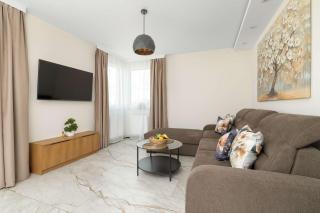 Spacious Apartment with Parking and a Workspace near Tauron Arena by Noclegi Renters - 6