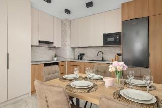 Spacious Apartment with Parking and a Workspace near Tauron Arena by Noclegi Renters - 2