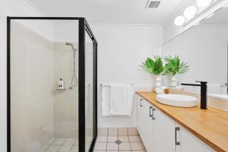Stylish 2-BR Apartment - 9