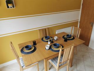 Modern Roomy 3 BR Home Pershore - 7