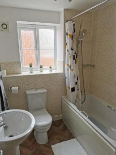 Modern Roomy 3 BR Home Pershore - 2