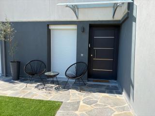 Modern Garden Apartment - City & Mountain View - 9