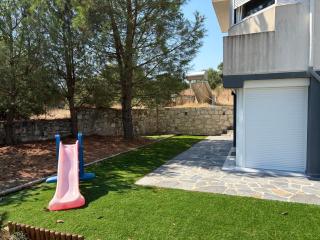 Modern Garden Apartment - City & Mountain View - 4