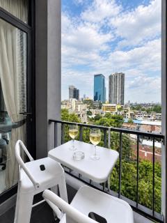 Ekkamai and ThongLor On HighFloor SkyLine View with 24-hour Easy Self CheckIn Access to SkyBar Pool Gym Sky Terrace - 4
