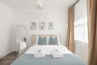 New! Spacious 4BR House with Garden in Mitcham - 3