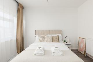 New! Spacious 4BR House with Garden in Mitcham - 2