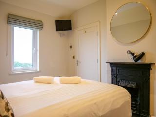 Rose Cottage Dingle Town - Stunning Views - 8