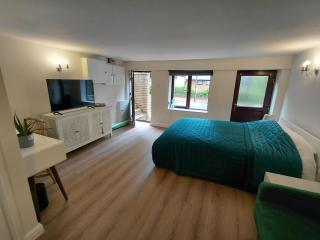 Guest Room with King Size bed - Full shower room - Free Parking - Kitchenette - 6