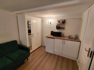 Guest Room with King Size bed - Full shower room - Free Parking - Kitchenette - 5