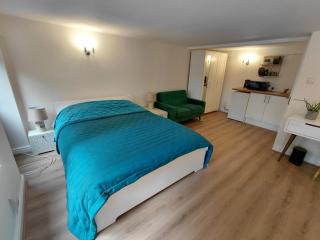 Guest Room with King Size bed - Full shower room - Free Parking - Kitchenette - 4