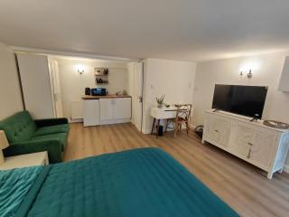 Guest Room with King Size bed - Full shower room - Free Parking - Kitchenette - 2