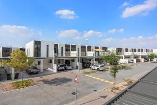 Spacious 3BR Villa in Dubai Hills with Pool and Gym - 5