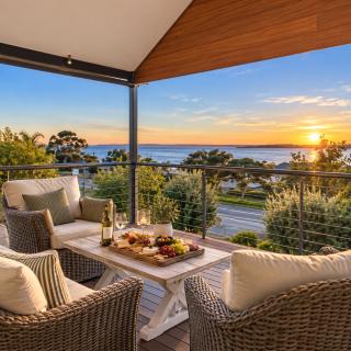 Waterfront Retreat Estuary Views & Balcony - 6