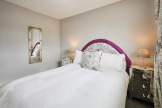 Host & Stay - Theatre View - 8