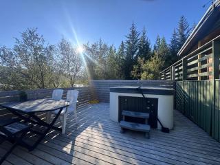Cosy Cabin Escape with Hot Tub & Lake View - 8