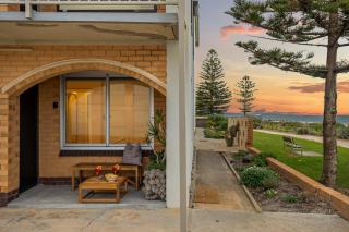 Absolute Beachfront Henley Beach Retreat - 9