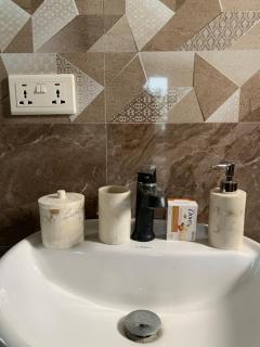 Adjorman Haven Stylish 2BR Apartment in Teshie - 1