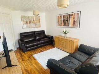 Modern 3-Bed Home Sleeps 6 Garden Parking - 0