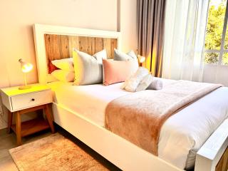 Illovo Mews Luxury Studio - 9