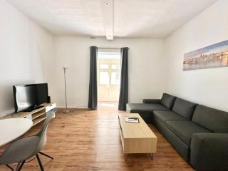 Central and modern Valletta flat - 8