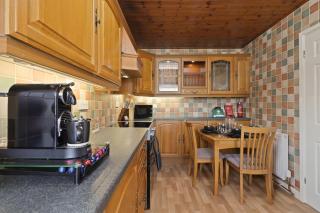 Peaceful 2-Bed Bungalow, Workspace & Garden - 4