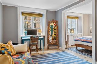 Large Stylish City Flat w Kings Garden View - 9