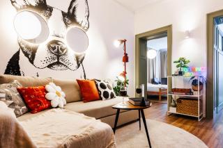 Art Home with balcony, 5 min to Republic Square - 2